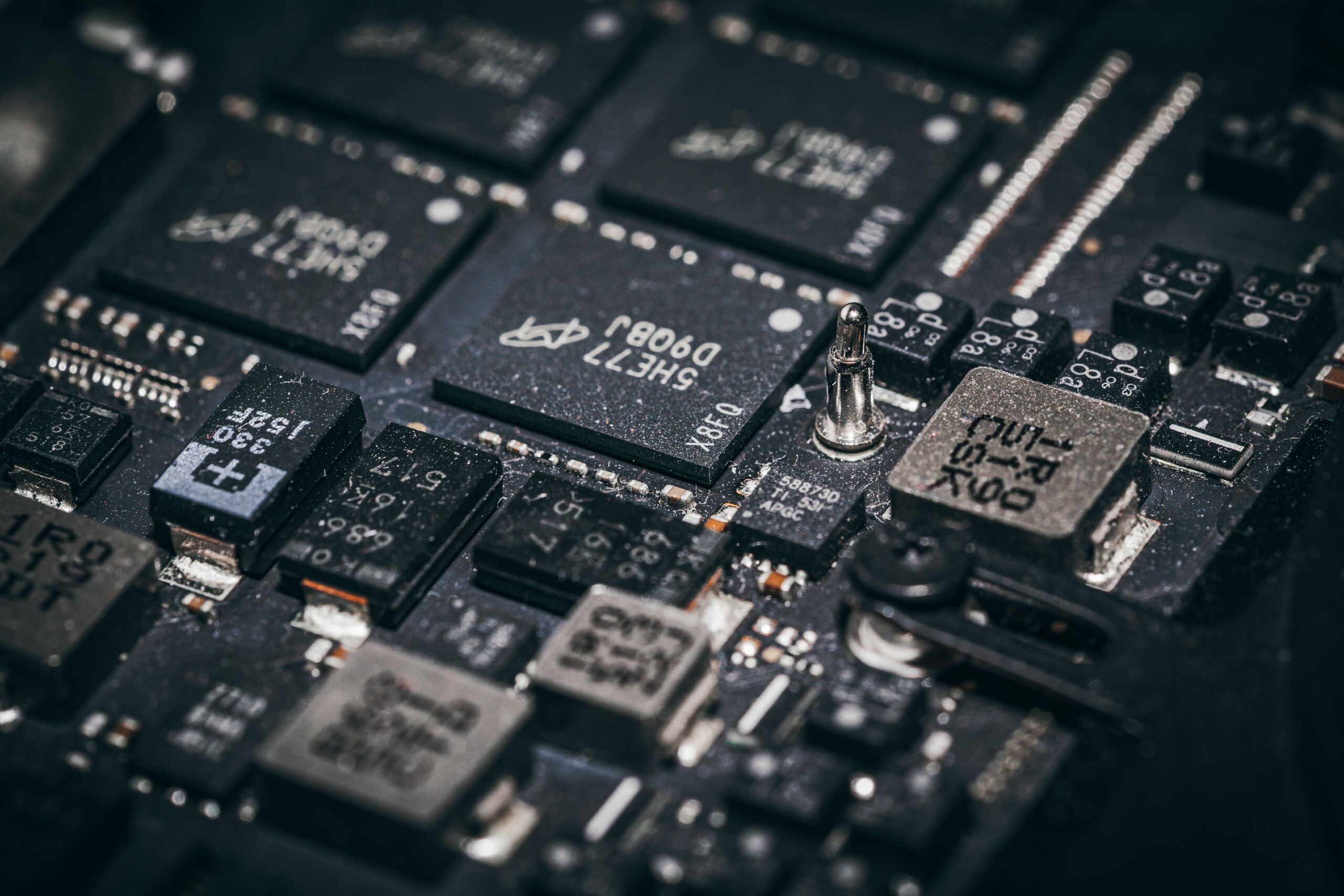 La Guerra de los Semiconductores: La Batalla por la Soberanía Tecnológica en la Escala de los Nanómetros