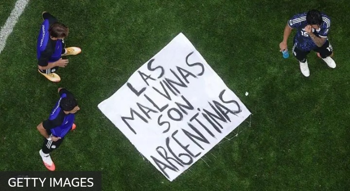 Reino Unido pide a la FIFA investigar a Argentina después de que jugadores mostraran una pancarta de las Malvinas/Falklands tras la victoria sobre Inglaterra