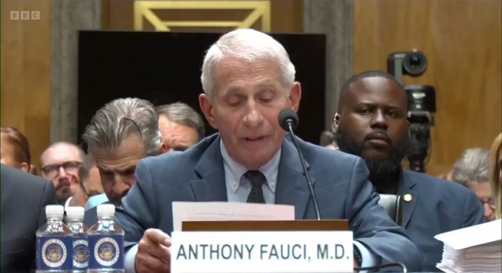 El comité del Senado estadounidense vota a favor de declarar a Fauci en desacato por la audiencia sobre la COVID-19.